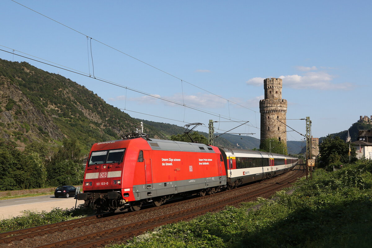 101 103 mit einem  EC  auf dem Weg nach Koblenz am 21. Juli 2021 bei Oberwesel.