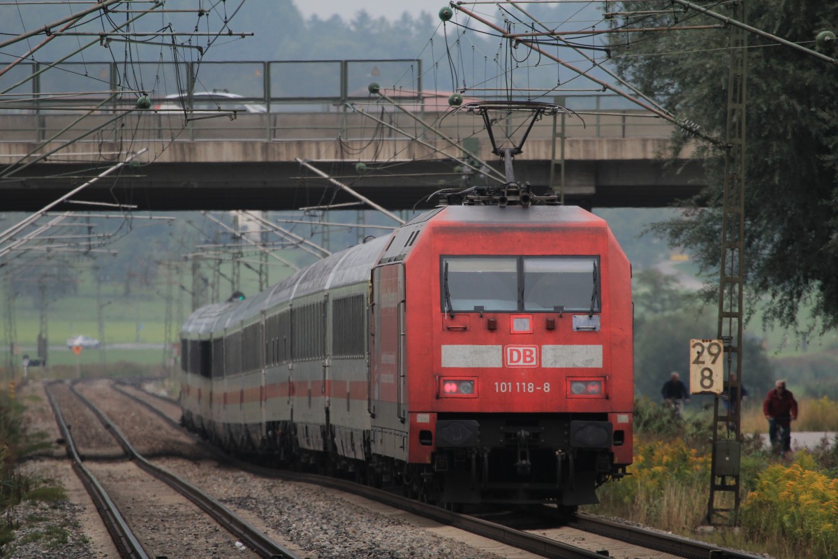 101 118-8 diesmal am Zugende eines EC bei Bernau am Chiemsee am 27. August 2013.