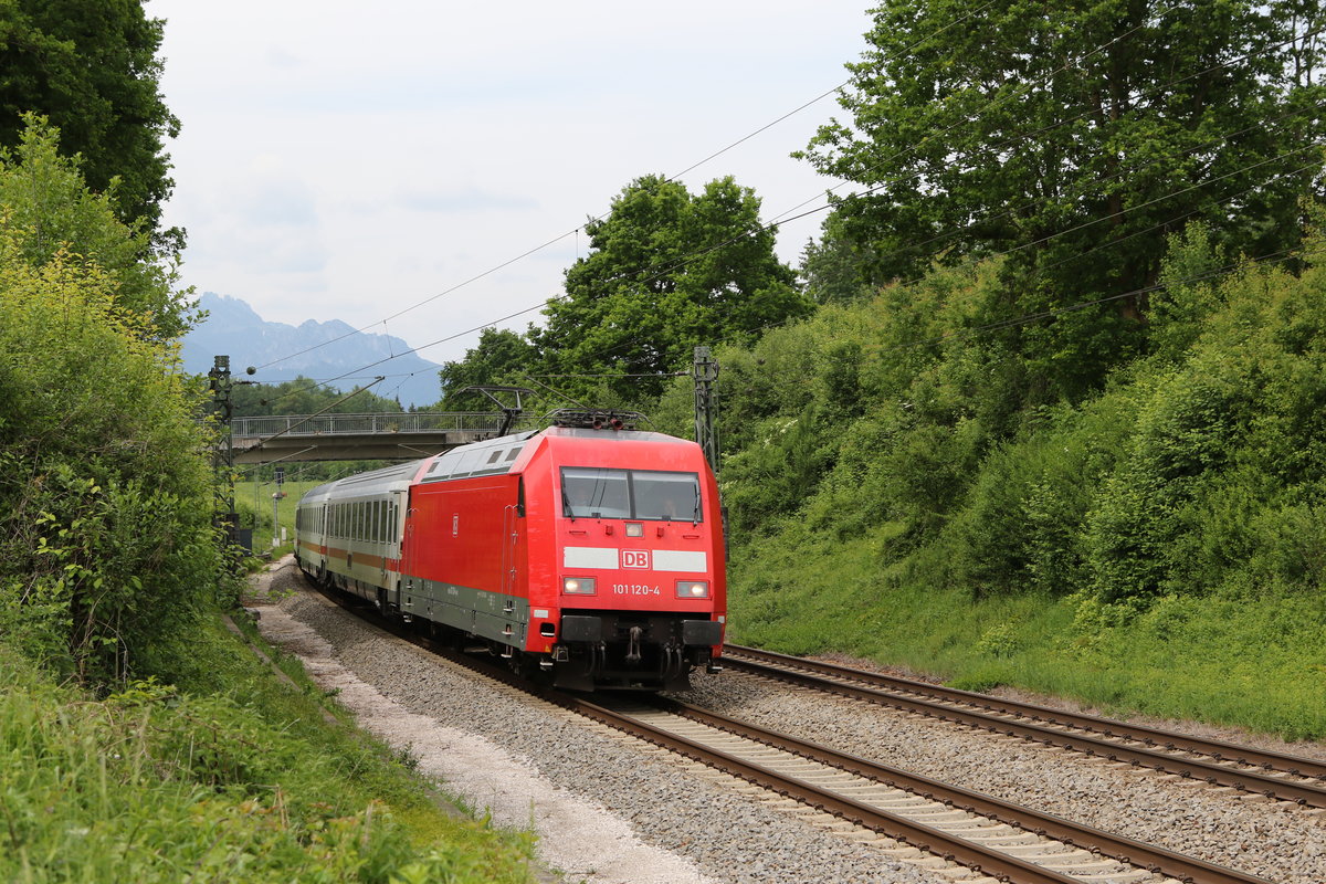 101 120 war am 22. Mai 2020 mit einem  EC  bei Grabensttt in Richtung Freilassing unterwegs.