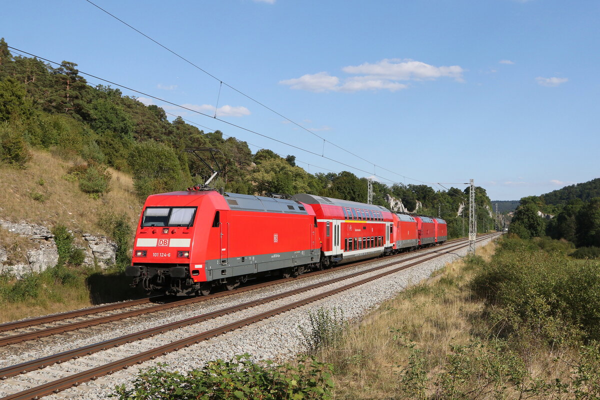 101 124 mit einem Schadwagen und 101 056, 101 xxx und 101 033 am 9. August 2022 bei Hagenacker im Altmhltal.