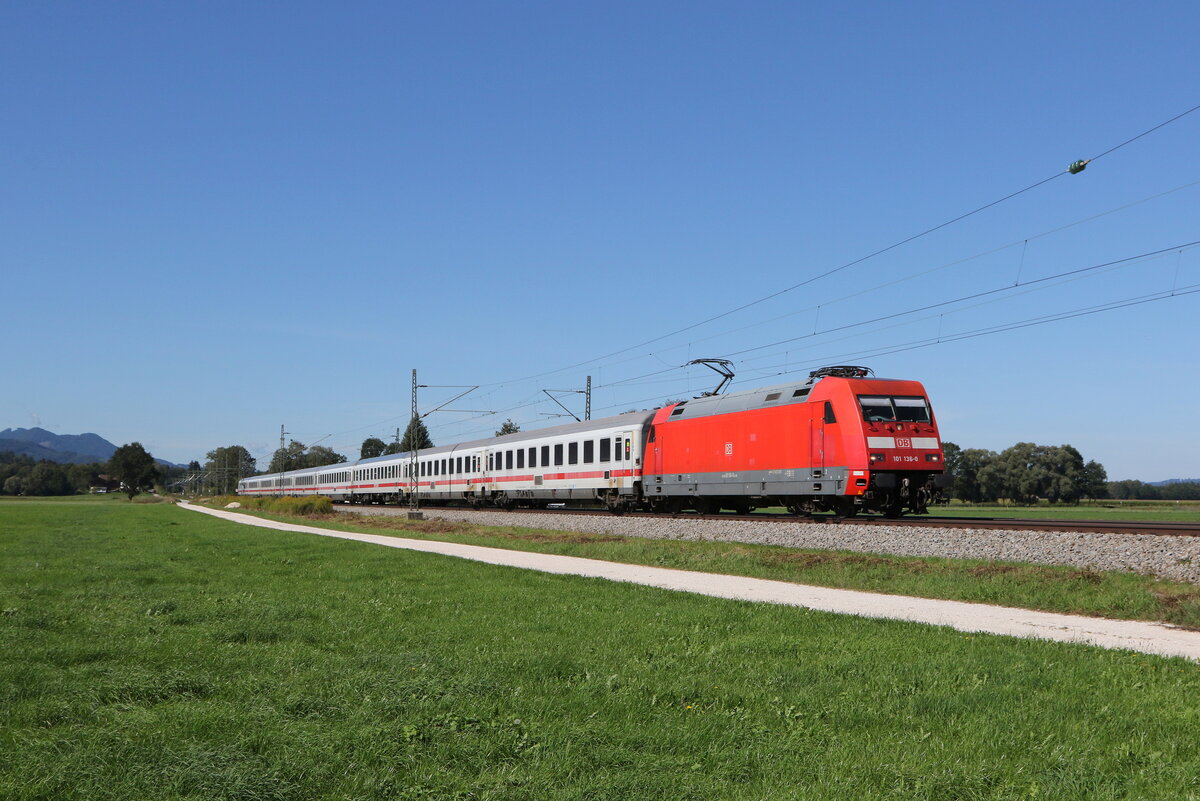 101 163 war am 12. September 2022 bei bersee am Chiemsee mit einem  EC  auf dem Weg nach Salzburg.