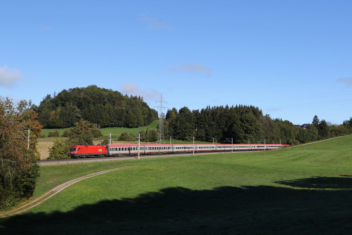 1016 006 war mit einem  EC  am 6. Oktober 2024 bei Axdorf in Richtung Mnchen unterwegs.