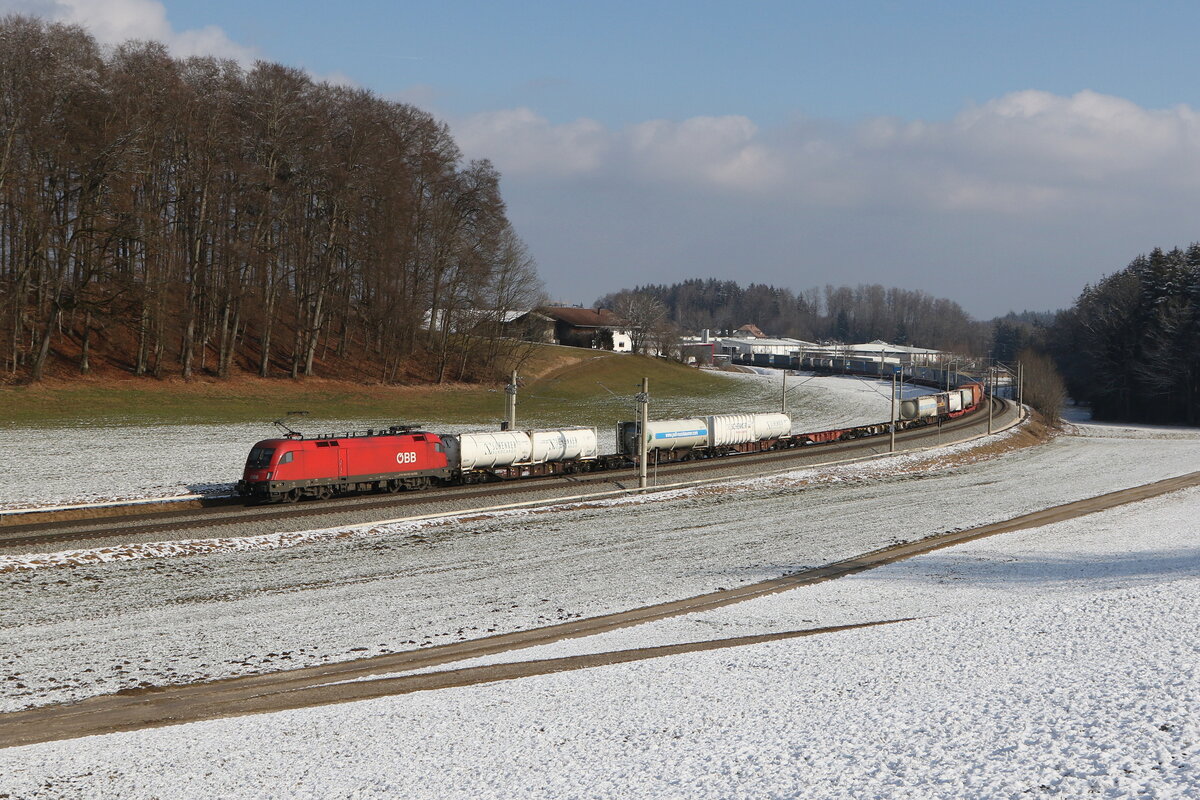 1016 023 mit einem Containerzug aus Salzburg kommend am 15. Februar 2025 bei Axdorf im Chiemgau.