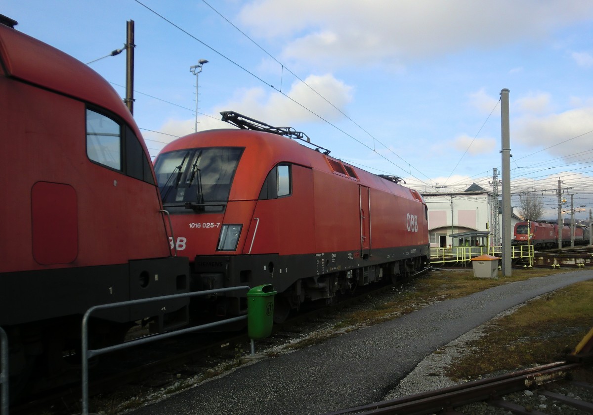 1016 025-7 ist am 11. Dezember 2011 im Depot des Salzburger Hauptbahnhofs abgestellt.