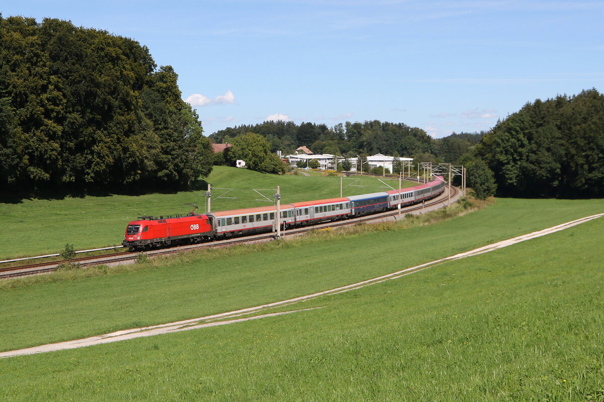 1016 025 war mit einem  EC  am 3. September 2025 bei Axdorf im Chiemgau in Richtung München unterwegs. 1016 025 war mit einem  EC  am 3. September 2025 bei Axdorf im Chiemgau in Richtung München unterwegs.
