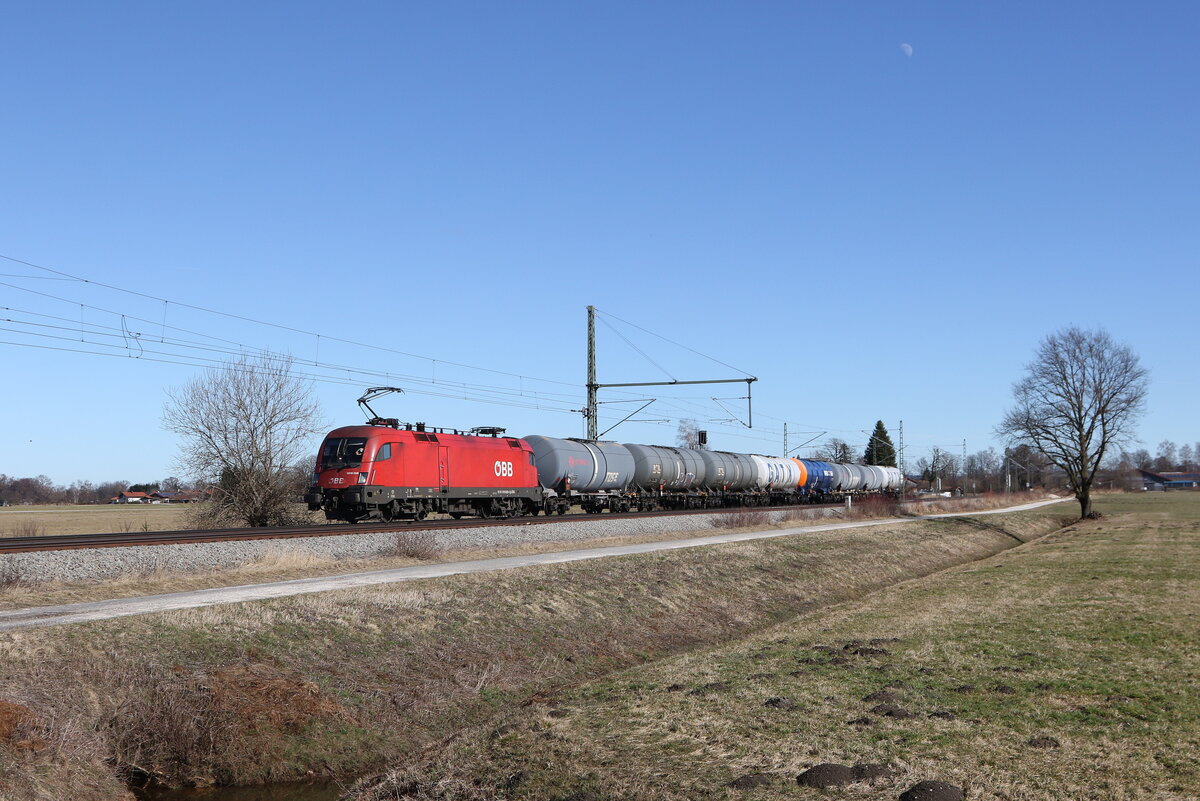 1016 028 war mit einem Kesselwagenzug am 25. Februar 2026 bei �bersee auf dem Weg nach M�nchen.