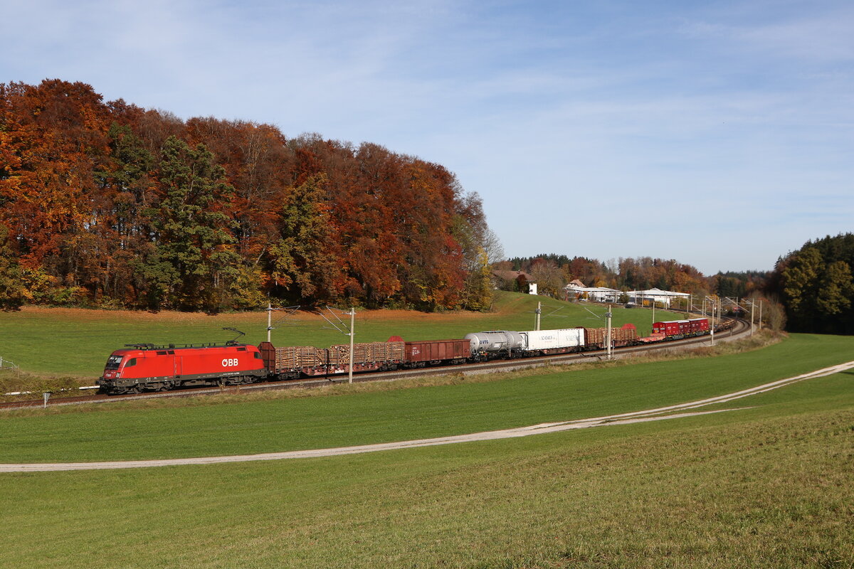 1016 037 war mit einem gemischten Gterzug am 31. Oktober 2025 bei Axdorf in Richtung Mnchen unterwegs.