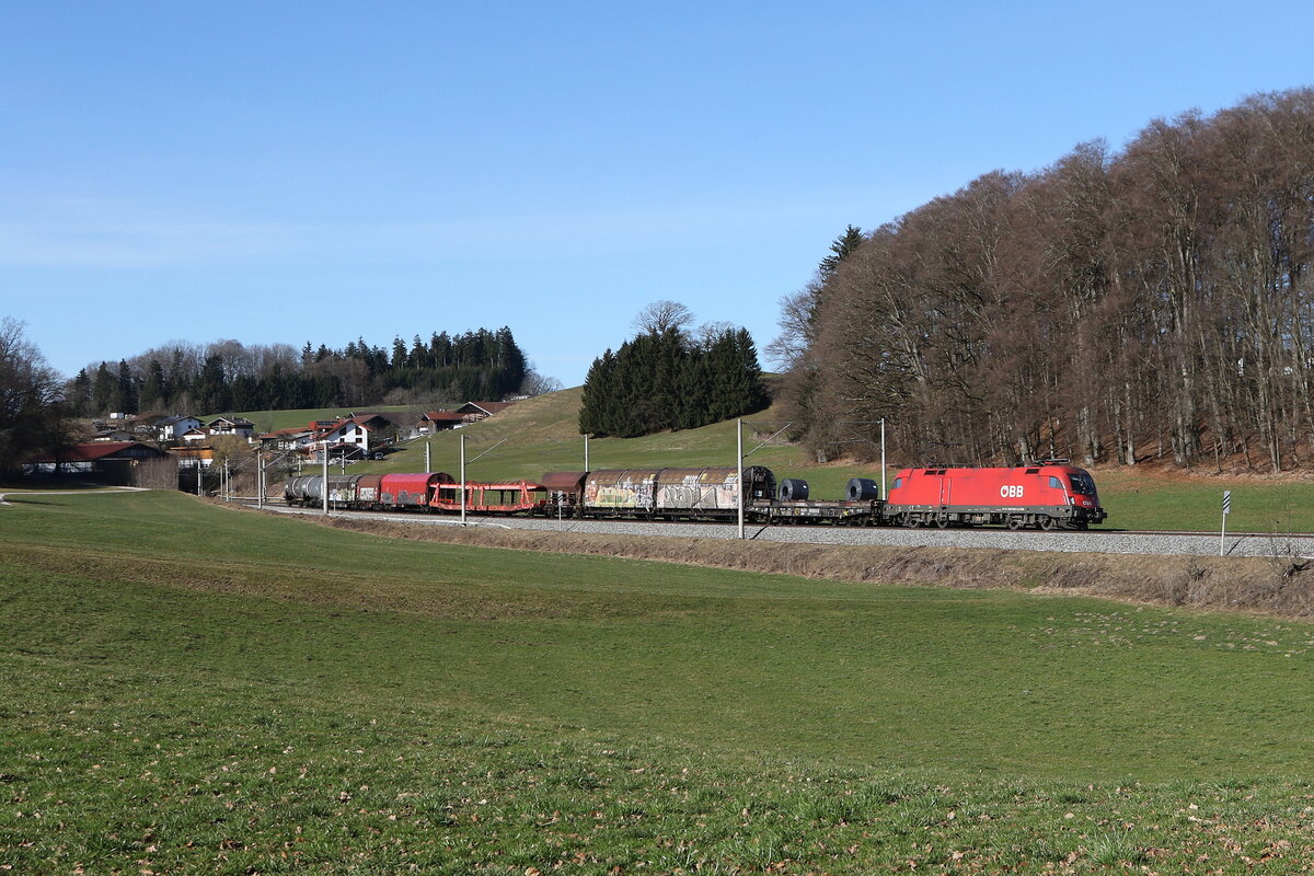 1016 042 mit einem gemischten G�terzug aus M�nchen kommend am 28. Februar 2026 bei Axdorf im Chiemgau.