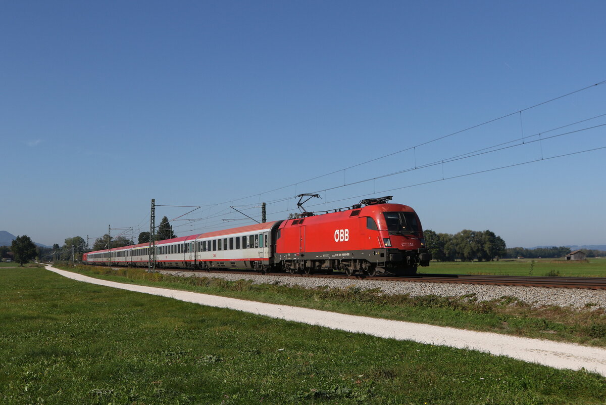 1016 046 war am 30. September 2026 mit einem  EC  bei �bersee am Chiemsee in Richtung Salzburg unterwegs.