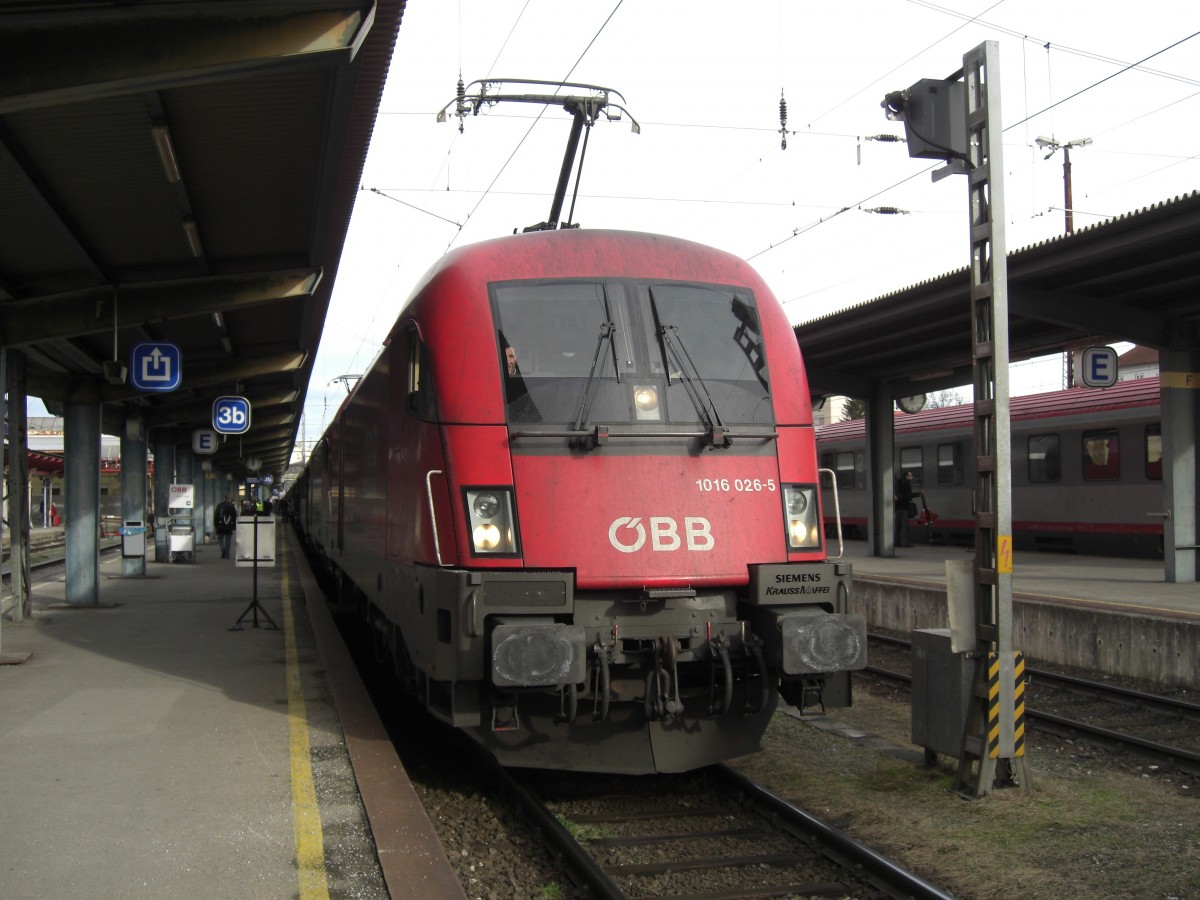 106 026-5 kurz nach der Einfahrt in den Salzburger Hauptbahnhof am 30. Januar 2007.