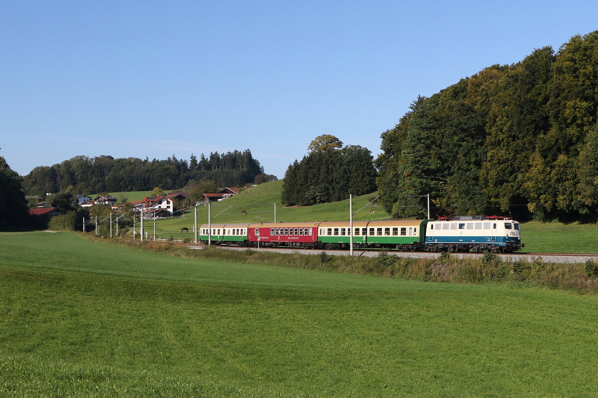 110 511 von  PRESS  war am 3. Oktober 2025 mit einem Sonderzug bei Axdorf auf dem Weg nach Salzburg.