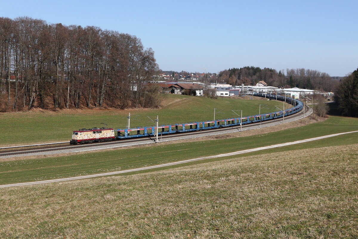 111 216 von  SMART RAIL  war mit einem leeren Autozug am 28. Februar 2026 bei Axdorf im Chiemgau in Richtung M�nchen unterwegs.