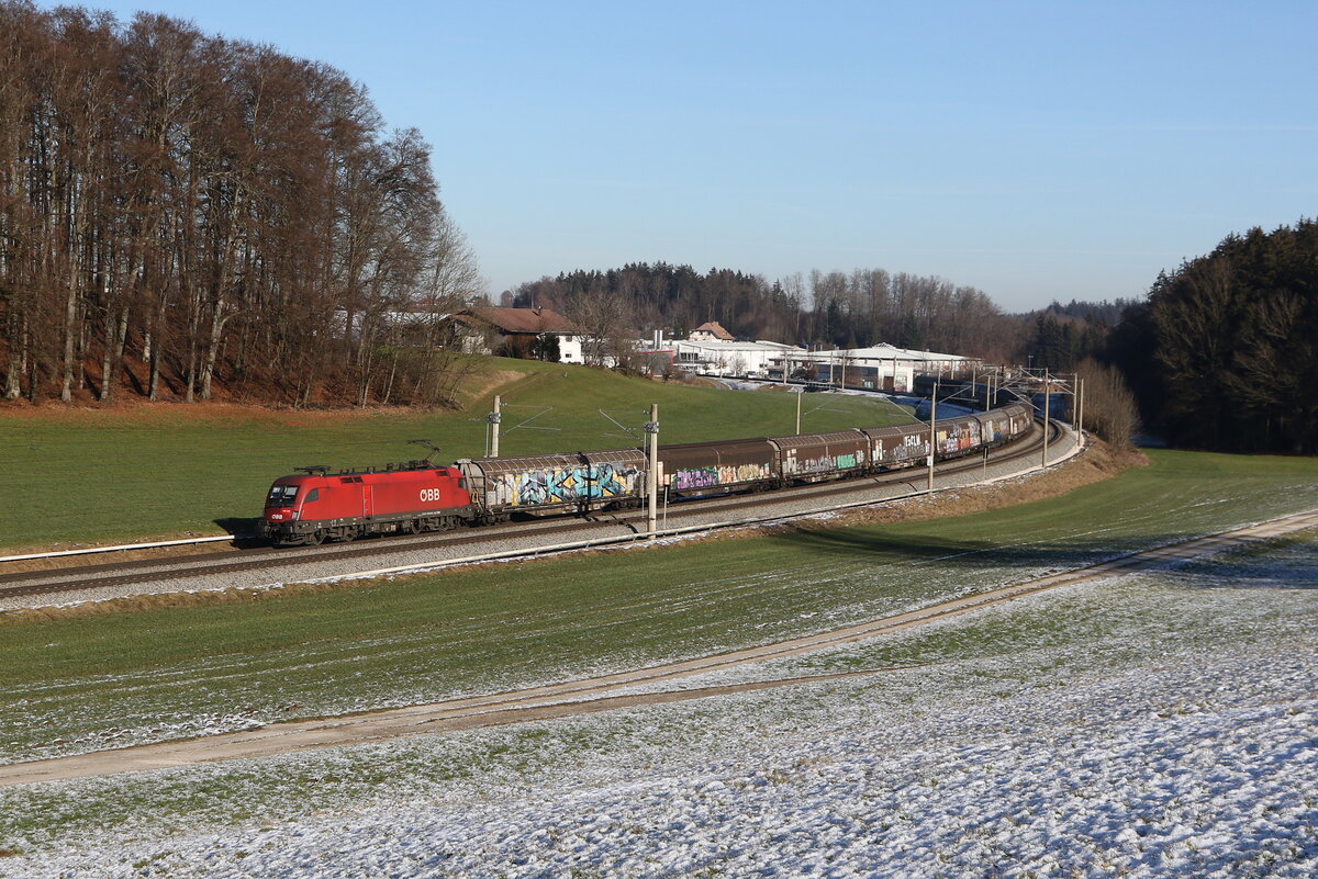 1116 042 mit dem  Papierzug  aus Salzburg kommend am 27. Dezember 2024 bei Axdorf im Chiemgau.