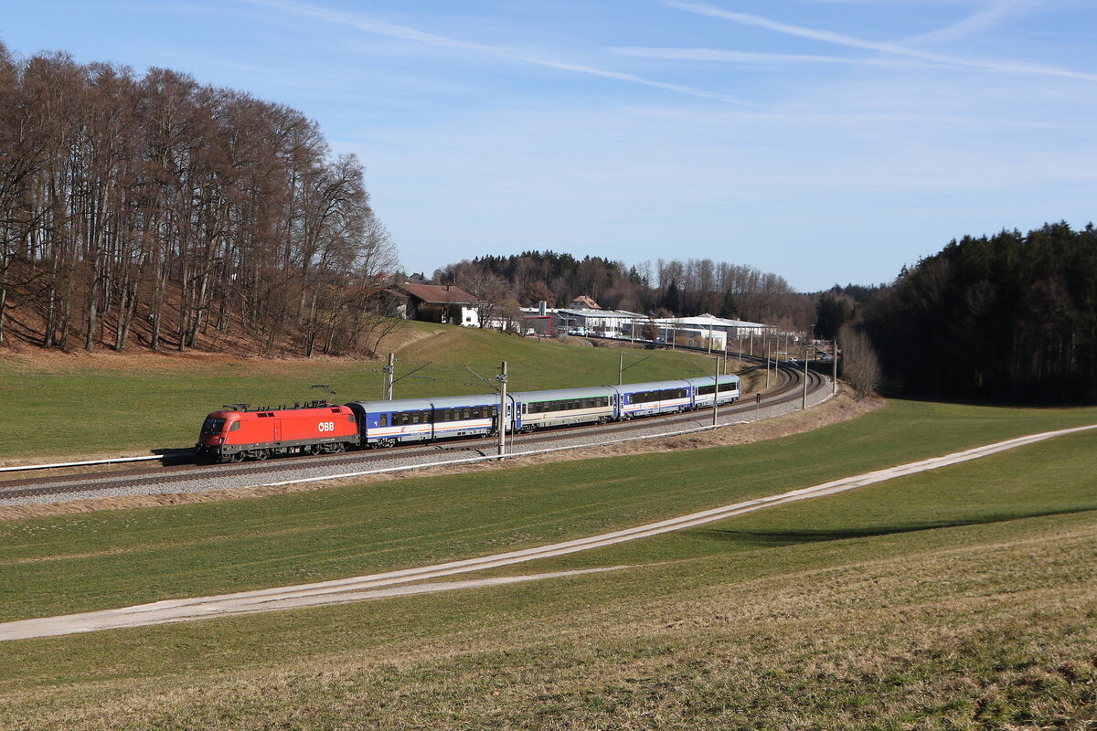 1116 050 mit dem  Polen-Nachtzug  aus Salzburg kommend am 28. Februar 2026 bei Axdorf im Chiemgau.
