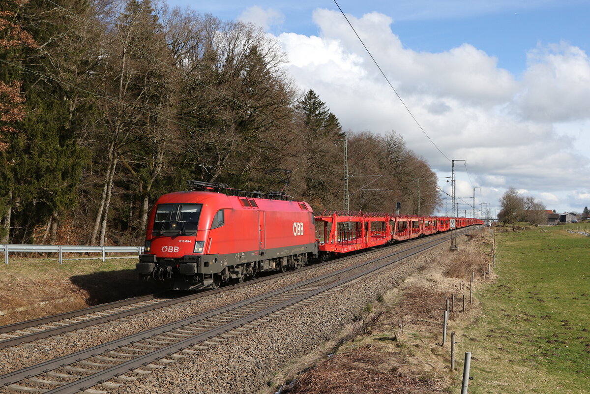 1116 054 mit einem Autoleerzug aus Freilassing kommend am 24. Februar 2024 bei Hufschlag/Traunstein.