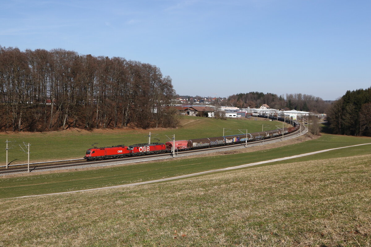 1116 057 und 1293 025 mit einem gemishten G�terzug aus Salzburg kommend am 28. Februar 2026 bei Axdorf im Chiemgau.