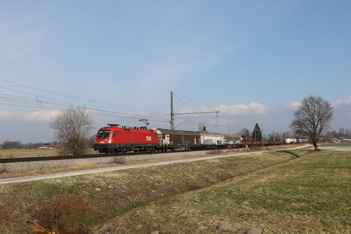 1116 060 mit einem gemischten G�terzug aus Salzburg kommend. Aufgenommen am 4. M�rz 2026 bei �bersee am Chiemsee.