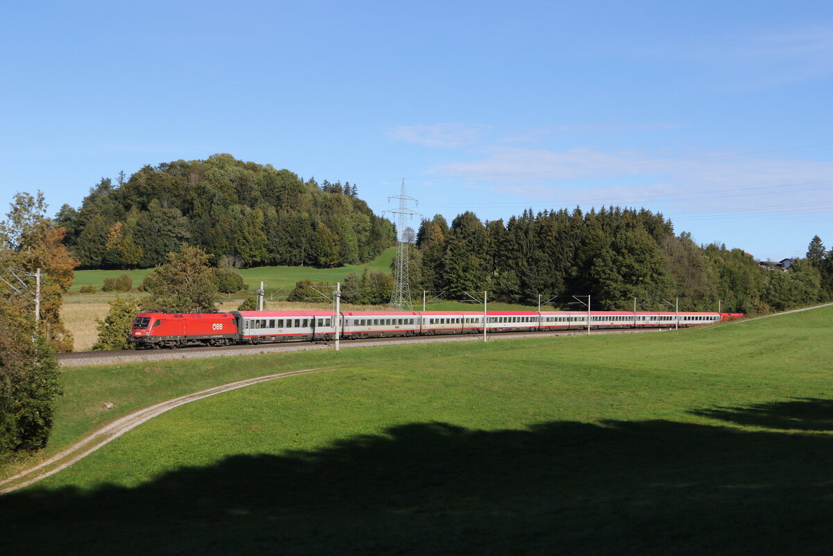 1116 093 mit einem  EC  aus Salzburg kommend am 7. Oktober 2024 bei Axdorf.