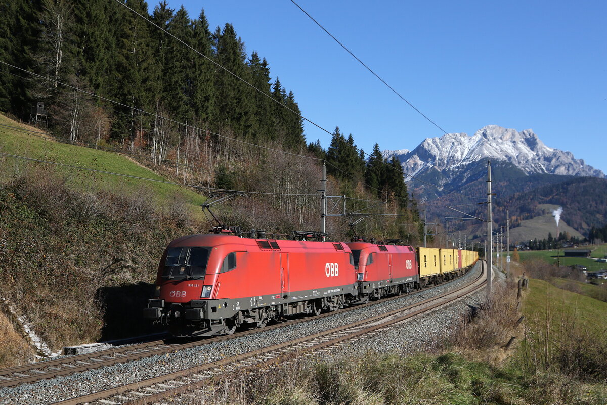 1116 121 und 1116 042 waren mit einem Containerzug auf dem Weg nach Wrgl. Aufgenommen am 8. November 2025 bei Pfaffenschwend.