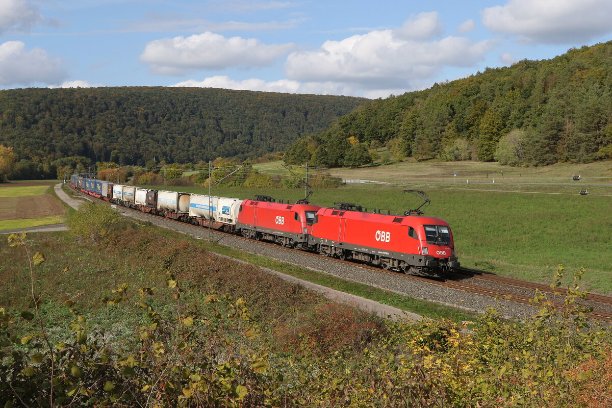 1116 151 und 1116 078 mit einem  KLV  aus Gemnden kommend am 11. Oktober 2022 bei Harrbach am Maian.