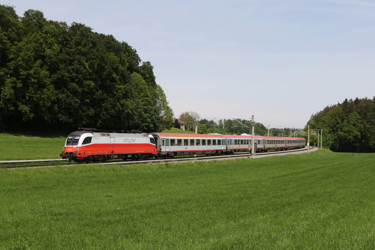 1116 181  City Jet  war mit einem  EC  am 11. Mai 2024 bei Axdorf in Richtung Mnchen unterwegs.













