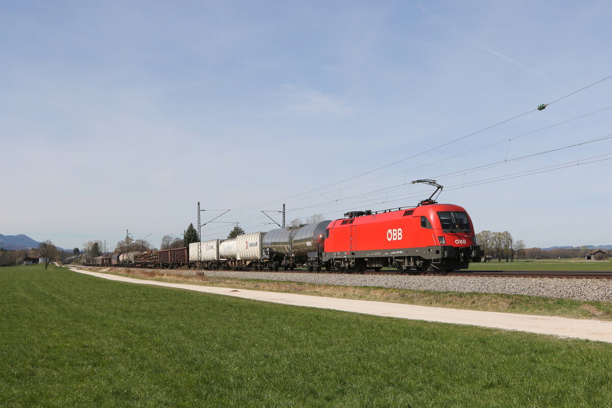 1116 196 war mit einem gemischten Gterzug am 12. April 2022 bei bersee nach Salzburg unterwegs.