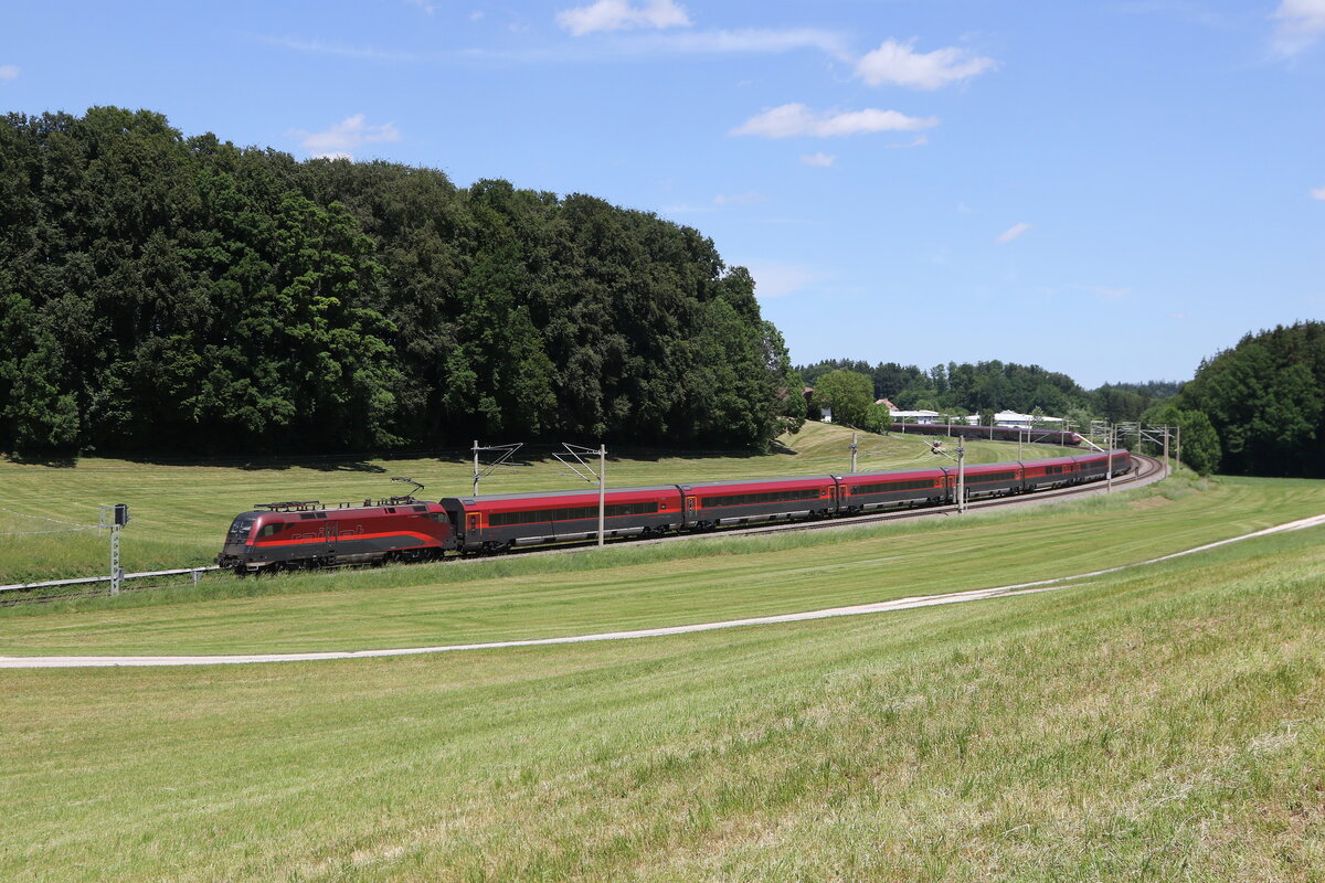 1116 201 war am 28. Mai 20226 bei Axdorf im Chiemgau in Richtung Rosenheim unterwegs.