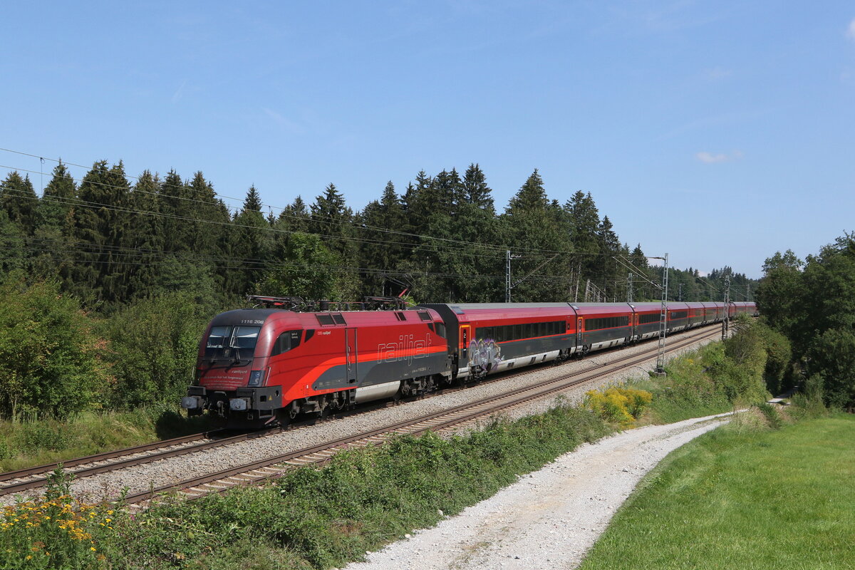 1116 208 mit einem  Railjet  aus Salzburg kommend am 30. August 2022 bei Grabensttt.