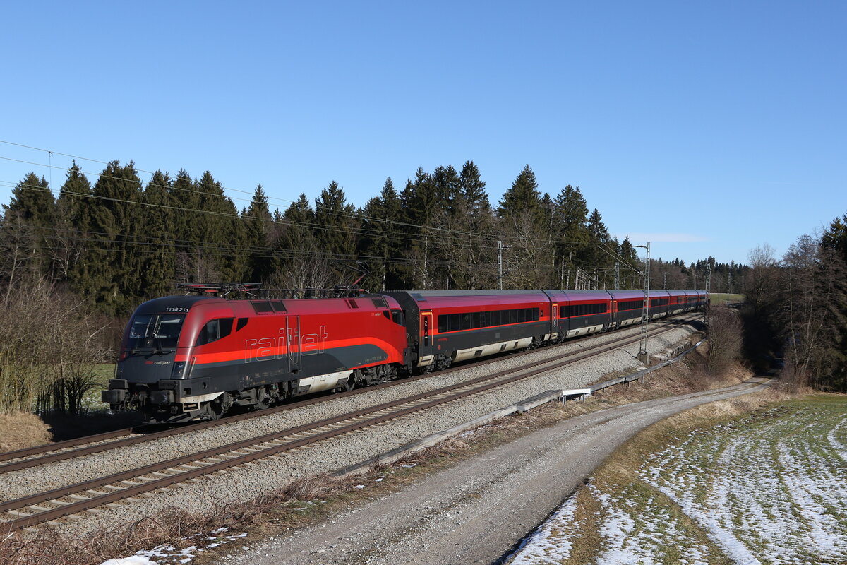 1116 211 auf dem Weg nach Mnchen am 9. Februar 2022 bei Grabensttt im Chiemgau.