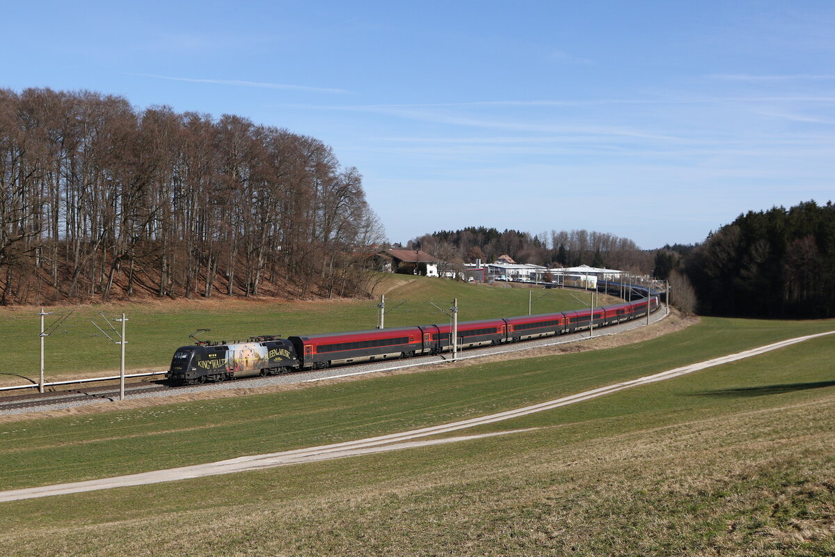 1116 216  200 Jahre Johann Strauss  schob am 28. Februar 2026 einen Railjet bei Axdorf in Richtung Salzburg.