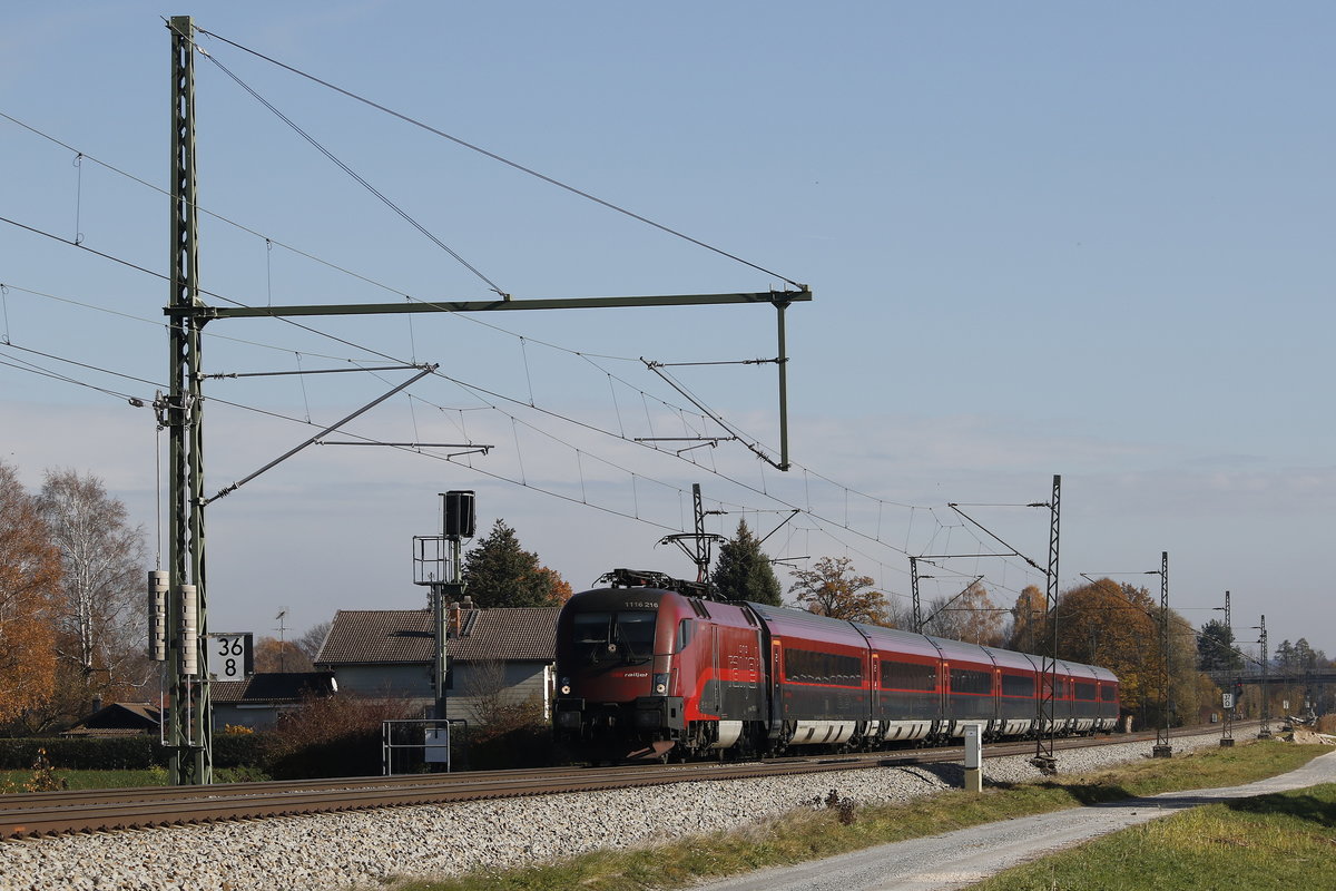 1116 216 mit einem  Railjet  aus Salzburg kommend am 11. November 2018 bei bersee.