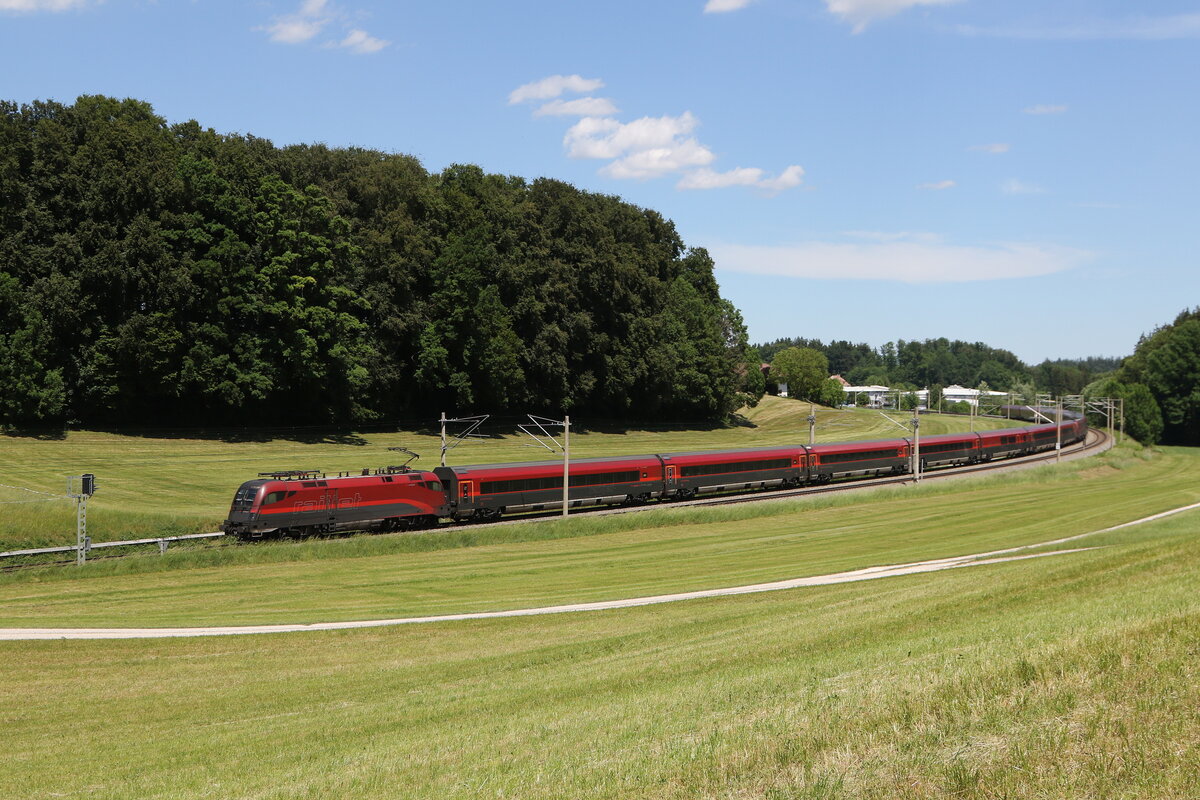 1116 217 aus Salzburg kommend am 28. Mai 2026 bei Axdorf im Chiemgau.
