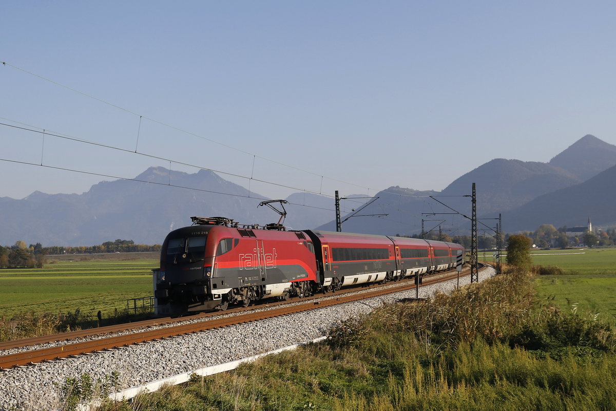 1116 218 mit einem  Railjet  aus Salzburg kommend am 13. Oktober 2018 bei Bernau.