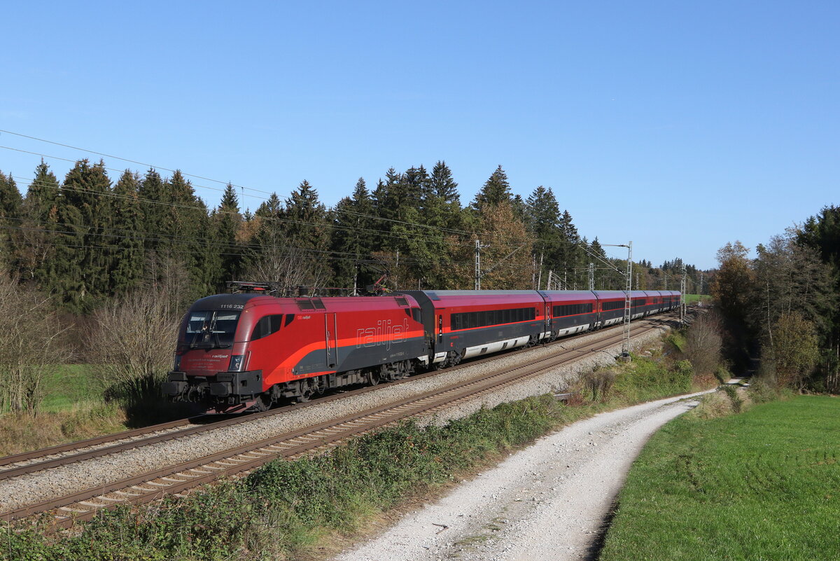 1116 232 war am 31. Oktober 2022 bei Grabensttt im Chiemgau in Richtung Mnchen unterwegs.