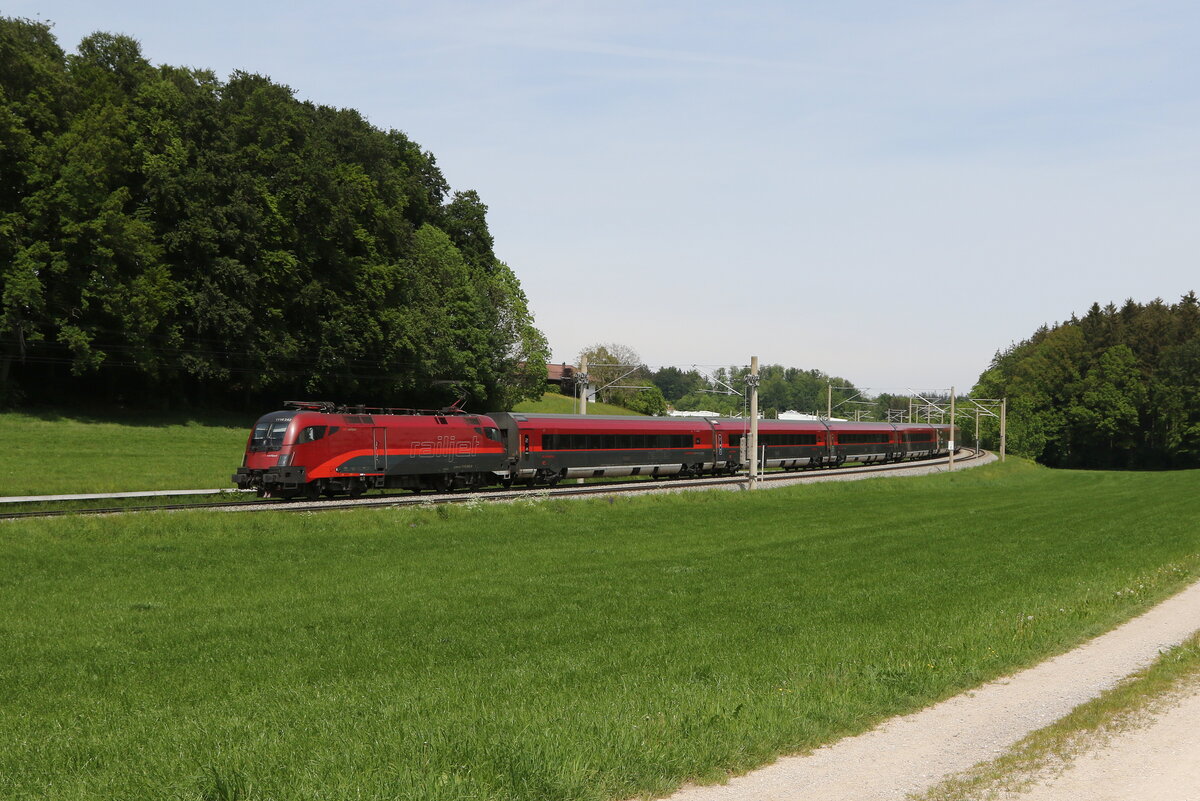 1116 242 mit einem  Railjet  aus Salzburg kommend am 11. Mai 2024 bei Axdorf.