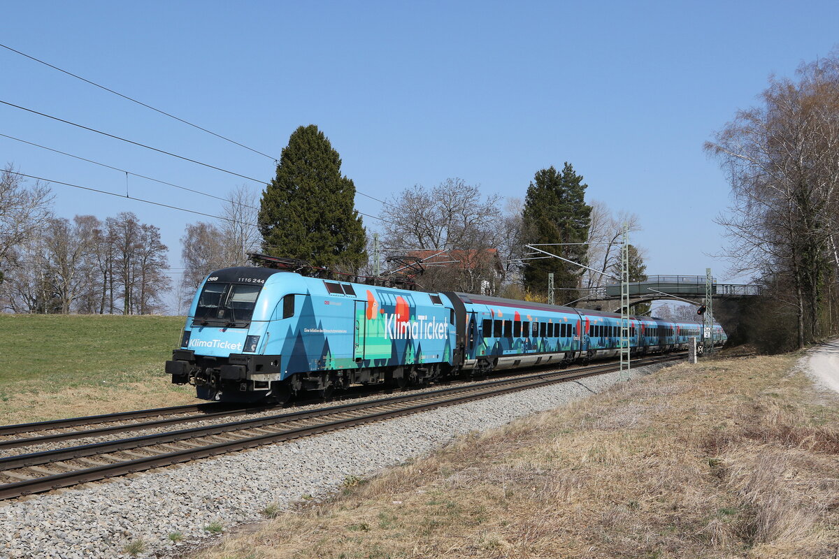1116 244 mit dem  Klima-Railjet  aus Salzburg kommend am 28. Mrz 2022 bei bersee am Chiemsee.