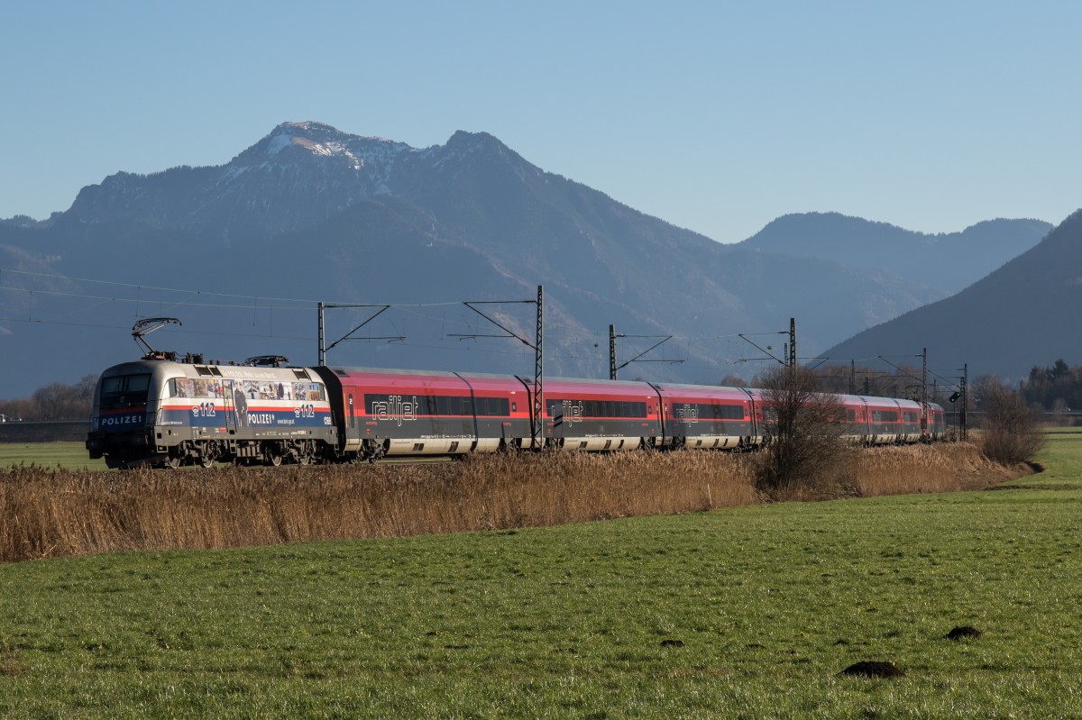1116 250-2 mit einem  Railjet  auf dem Weg nach Salzburg am 5. Dezember 2015 bei Bernau am Chiemsee.