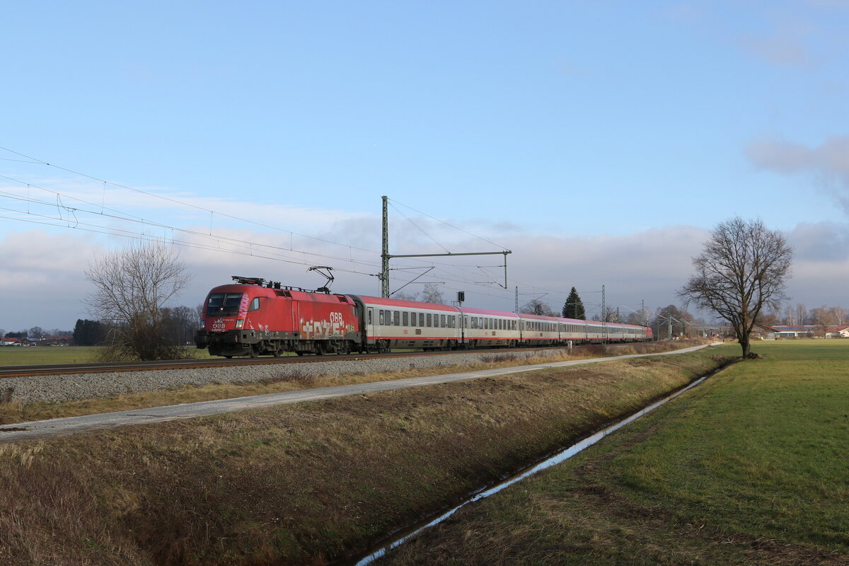 1116 271 war mit einem  EC  am 12. Dezember 2024 bei bersee in Richtung Mnchen unterwegs.