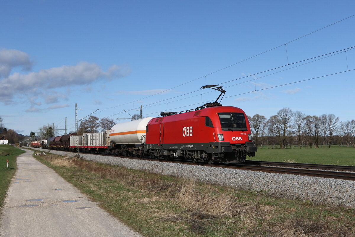 1116 278 war am 7. April 2022 mit einem gemischten Gterzug bei bersee am Chiemsee auf dem Weg nach Wels.