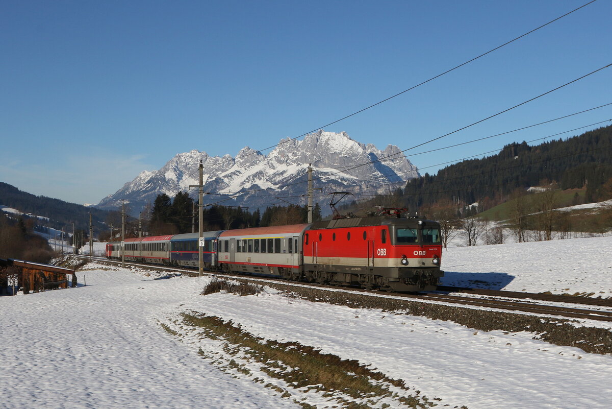 1144 275 aus Wrgl kommend am 3. Dezember 2025 bei Fieberbrunn in Tirol.