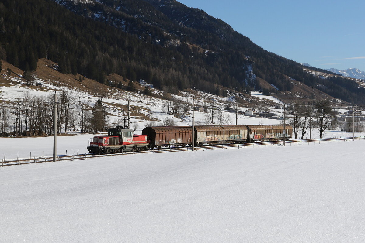 1163 005 mit einem kurzen Gterzug auf dem Weg nach Hochfilzen. Aufgenommen am 5. Februar 2025 bei Grieen.