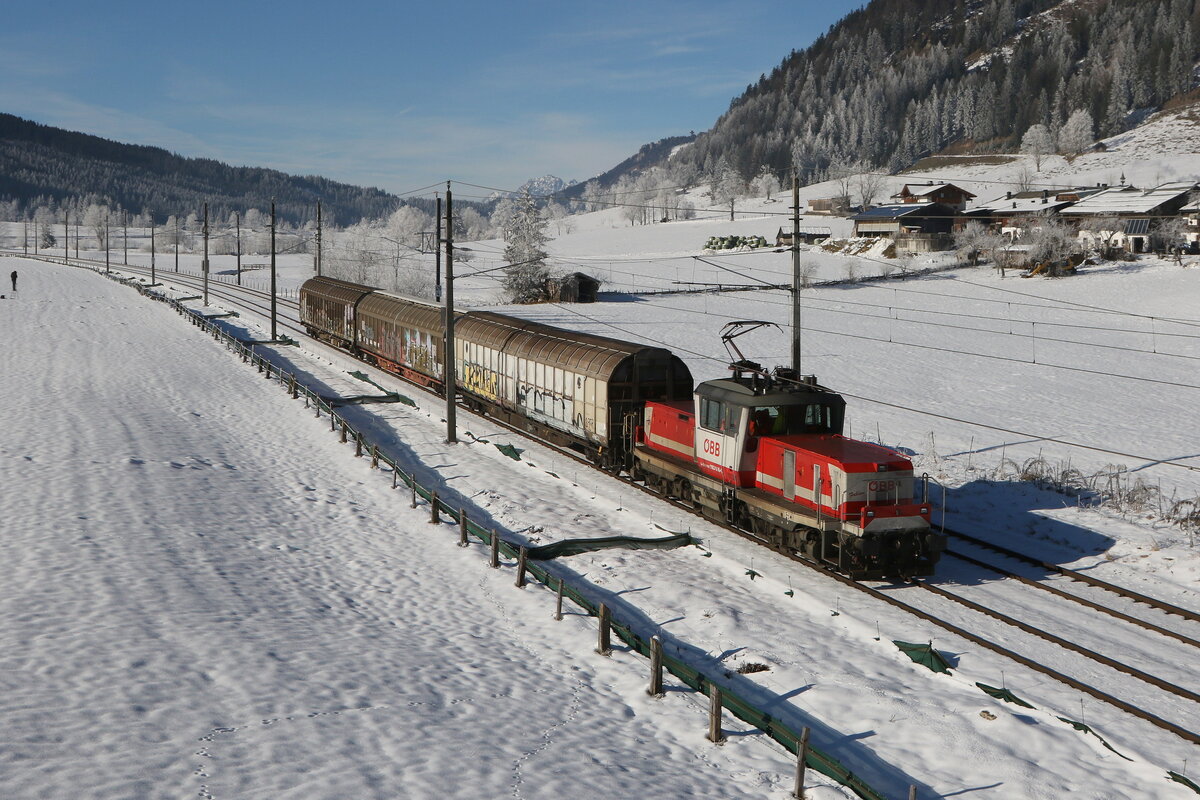 1163 006  Fabian  mit drei Schiebewandwagen aus Hochfilzen kommend am 3. Dezember 2025 bei Grieen.