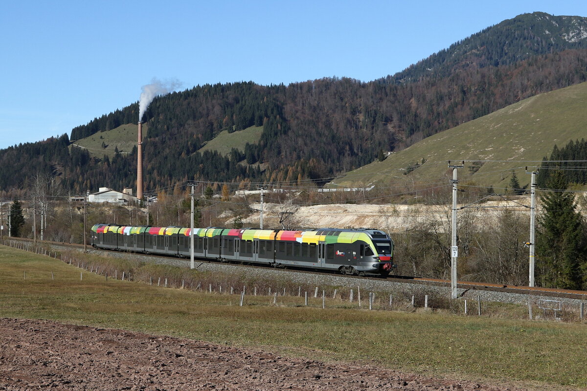 1170 014 war am 10. November 2024 bei Hochfilzen in Richtung Saalfelden unterwegs.