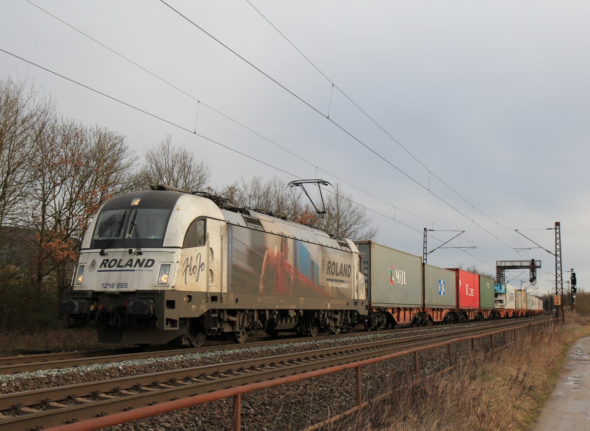 1216 955 von der  Roland Spedition  mit einem Containerzug bei Thüngerheim am 21. Februar 2014.