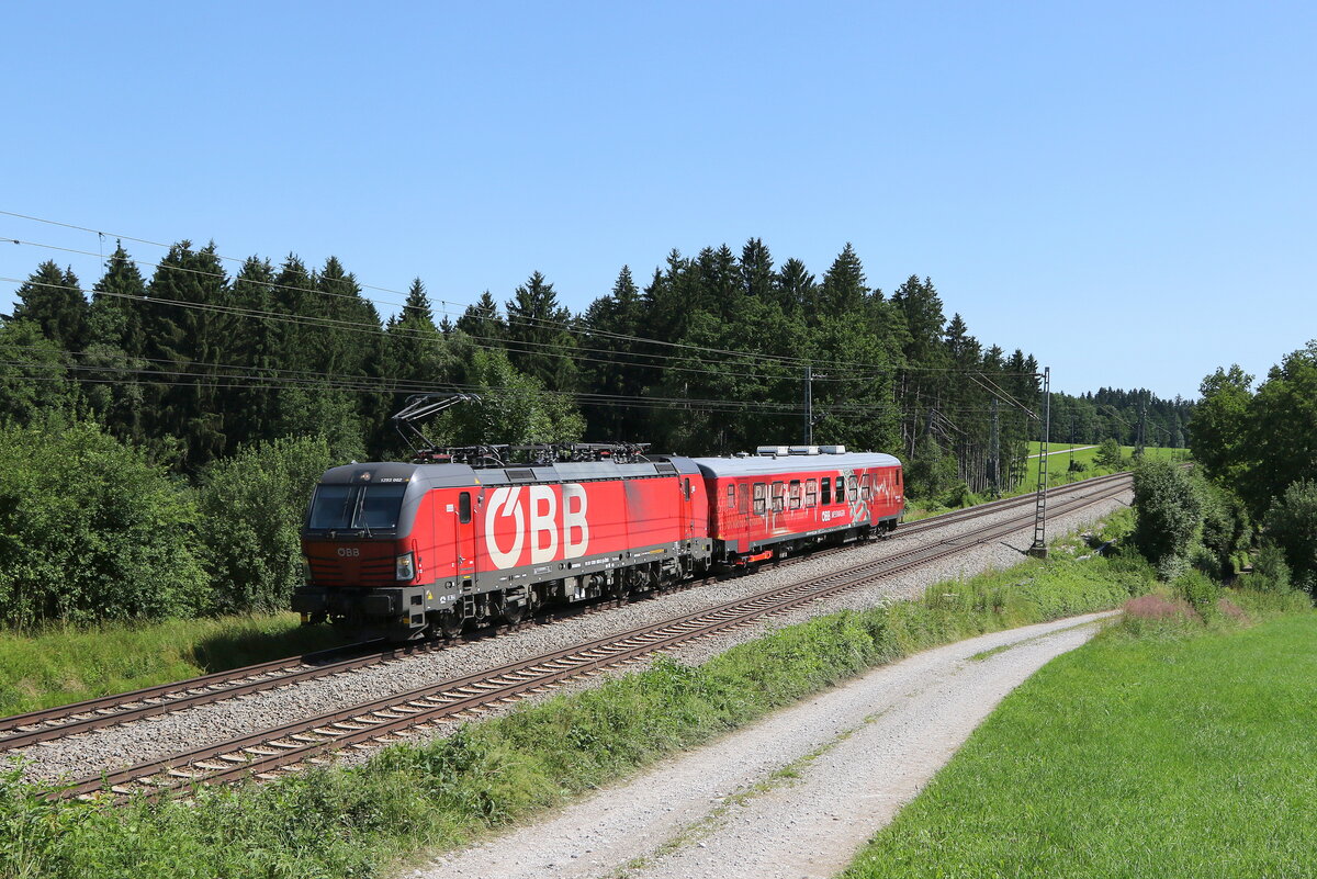 1293 002 mit einem Messwagen aus Salzburg kommend am 12. Juli 2021 bei Grabensttt im Chiemgau.
