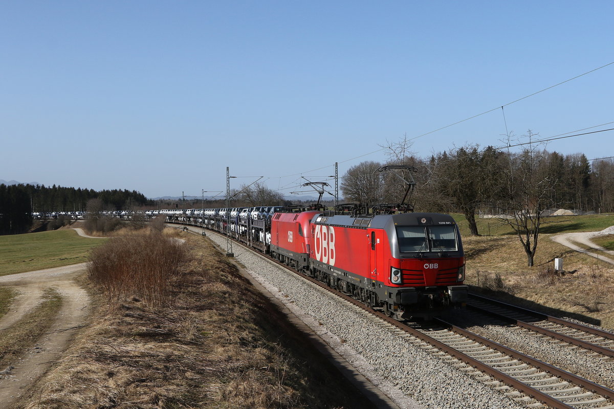 1293 041 und 1116 083 mit einem Autozug aus Mnchen kommend am 25. Februar 2021 bei Grabensttt im Chiemgau.
