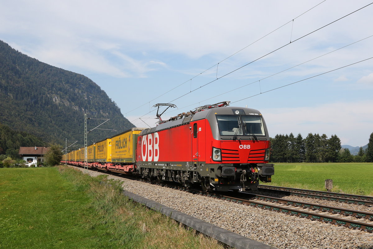 1293 064 war am 10. September 2020 mit  Frlich-Aufliegern  bei Niederaudorf im Inntal in Richtung Brenner unterwegs.