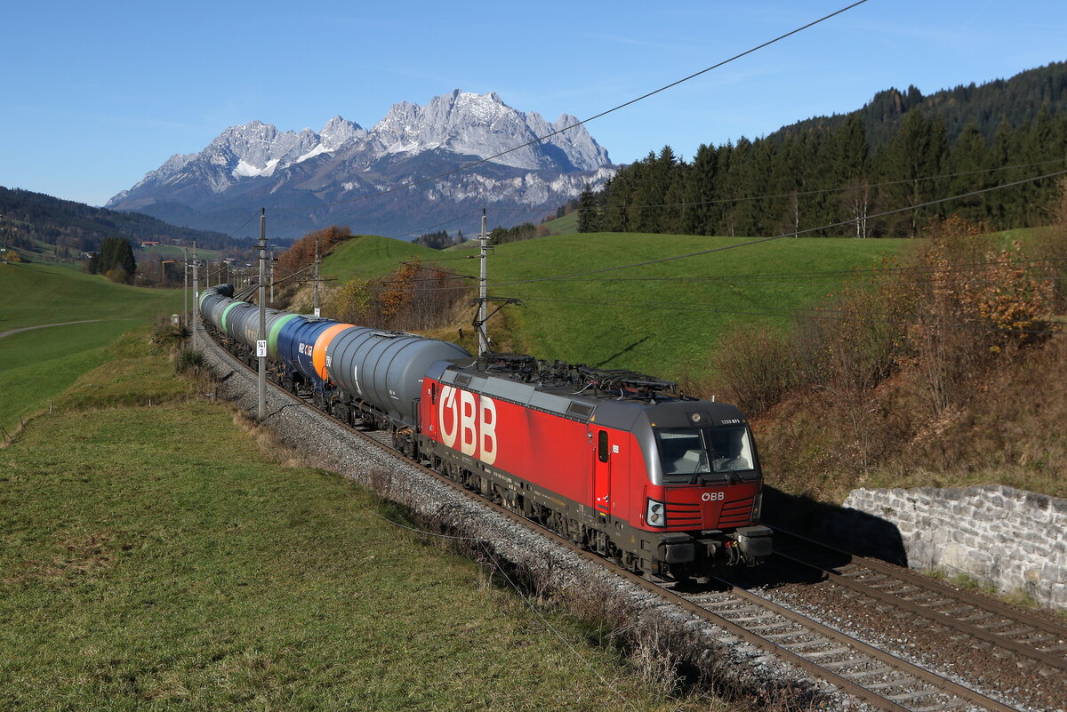 1293 071 mit einem Kesselwagenzug aus Wrgl kommend am 5. November 2025 bei Fieberbrunn.