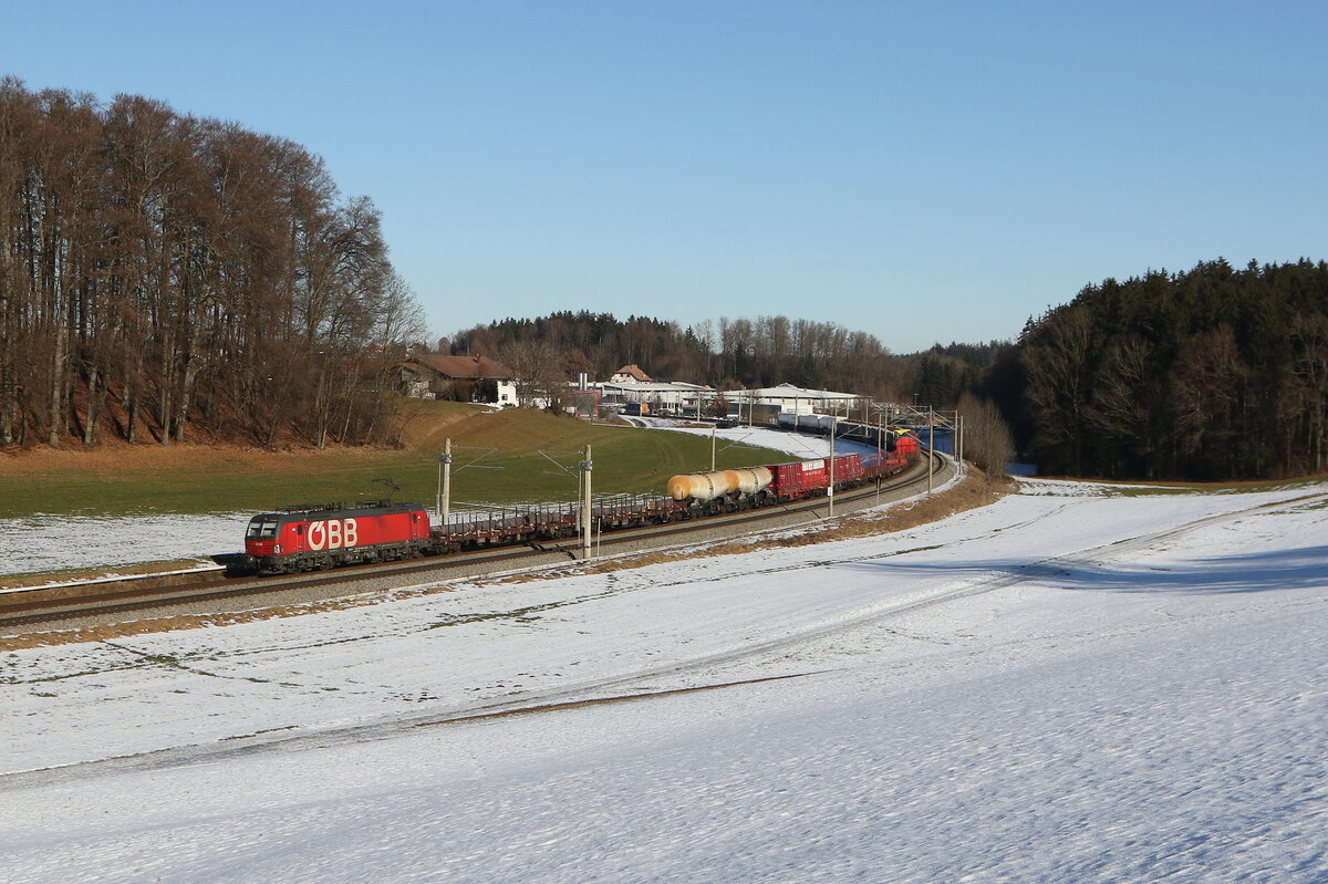 1293 087 mit einem gemischten G�terzug aus Salzburg kommend am 19. Januar 2026 bei Axdorf im Chiemgau.