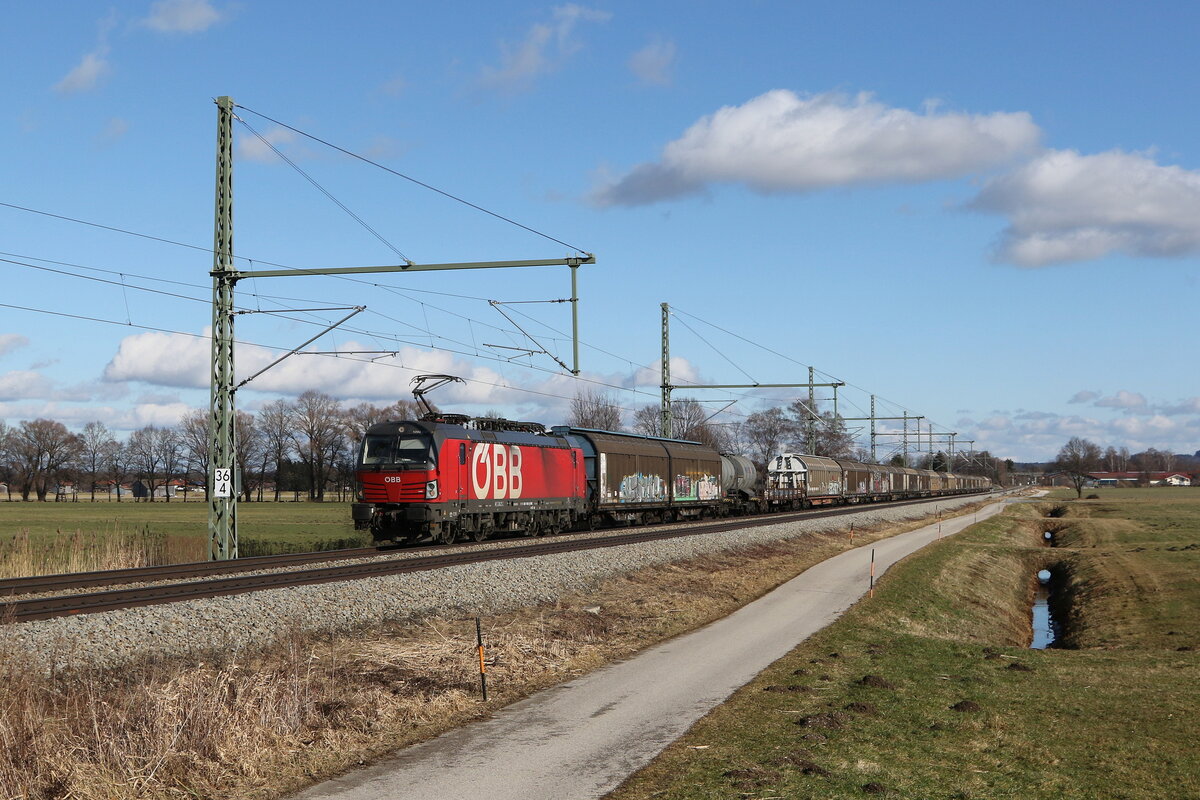 1293 185 mit einem gemischten Gterzug aus Salzburg kommend am 5. Februar 2022 bei bersee am Chiemsee.